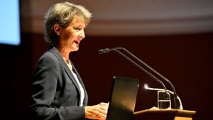 Una ministra de Suiza le pidió a los ciudadanos que se «bañen juntos» para ahorrar gas