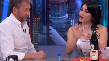 Lali Espósito enseño cómo hacer un "fernet viajero" en la Tv Española. Foto: Captura video