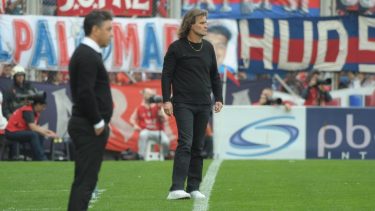 Insúa se enfrentó con algunos plateístas de San Lorenzo.