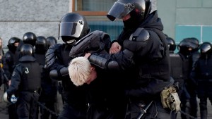 Zelenski le dijo a los rusos que Putin los «envía a la muerte» y Moscú subió penas por deserción