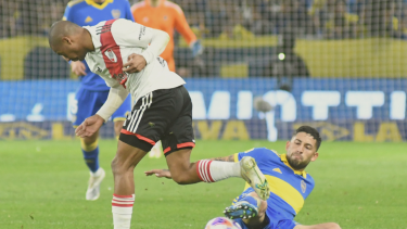Alan Varela le quita la pelota a De La Cruz. Una de las jugadas icónicas del Superclásico. 