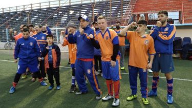 El plantel de fútbol integrado viajará el 14 de octubre a Buenos Aires. (Foto: Facebook  Deportivo Roca integrado)