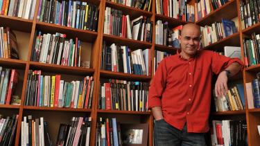 "Yo lo pienso como un acto de enseñanza", dice Sacheri de su libro "Los días de la revolución".