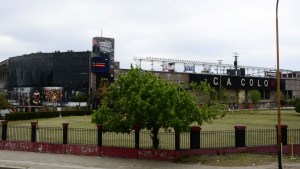 Detuvieron a dos dirigentes de Colón y a cinco barrabravas por amenazas al plantel