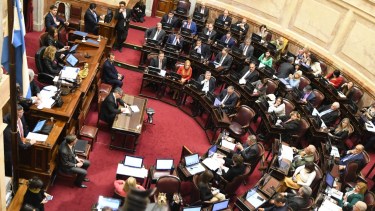 La sesión comenzó y la ampliación de la Corte Suprema es el tema central en el Senado. 