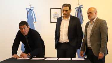 Gobierno, gremios y petroleras firmaron un acuerdo tripartito para optimizar la seguridad. (Foto: gentileza)