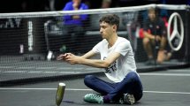 Imagen de Un activista se prendió fuego en pleno partido del Peque Schwartzman