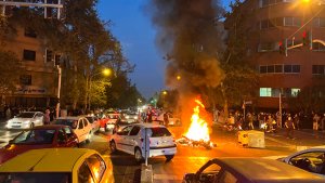 La policía de Irán promete firme represión a protestas por la muerte de la joven Mahsa Amini