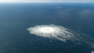 Las fugas en los gasoductos Nord Stream generan gigantescos burbujeos en el mar Báltico. (Danish Defence Command via AP)