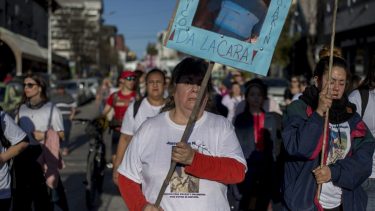 Los familiares, amigos y compañeros de Manuel Benítez marcharon este miércoles para reclamar justicia en Bariloche. (foto Marcelo Martínez) 