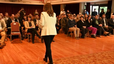 En el encuentro de intendentes convocado por la gobernadora Carreras, el ministro de Economía habló del contexto macroeconómico.  Foto: Chino Leiva