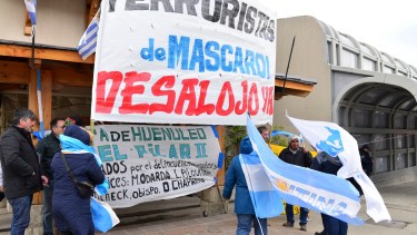 Manifestantes reclaman a la gobernadora Carreras el desalojo de comunidad mapuche instalada en Villa Mascardi, en el exterior del Foro Consenso Bariloche. Foto: Chino Leiva