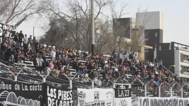 Apenas iniciaron los enfrentamientos, las familias se retiraron de la tribuna. (Foto: Juan Thomes)
