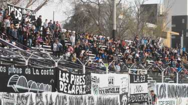 La tribuna en la que se dio el hecho. El hincha se trepó al alambrado y cayó del lado de adentro, sobre el piso de cemento. Fotos: Juan Thomes 