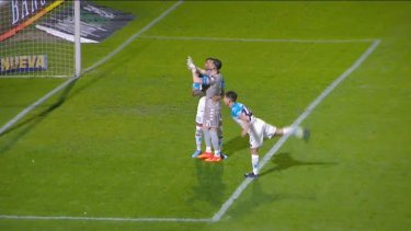 Arias fue expulsado por hacer gestos a la tribuna de Platense.