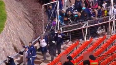 El partido en Mendoza estuvo interrumpido por hechos de violencia. 