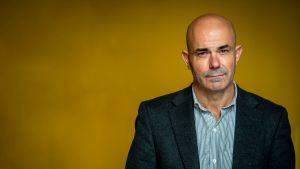 Eduardo Sacheri llega a la Feria del Libro de Neuquén para presentar su primer libro de historia