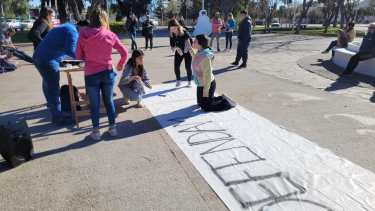 Los chicos realizan pancartas para la marcha del 9 de septiembre, que se realizará en Viedma