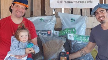 Los neuquinos posa con los productos de Terra Viva. (Gentileza)