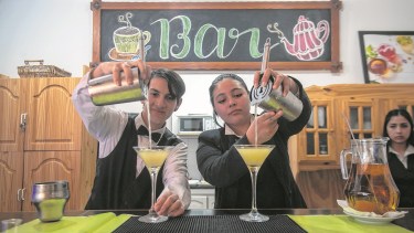 Tragos sin una molécula de alcohol. Los suelen preparar para esta fecha los estudiantes de la Escuela de Hotelería de la ciudad. Foto: Marcelo Martínez