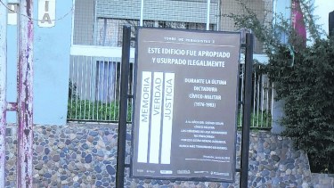 El cartel de la foto señala su apropiación ilegal durante la última dictadura militar, y marca un hito en la historia de esta ciudad.
