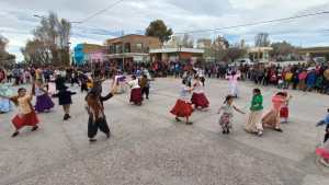 Jacobacci celebró 106 años con un colorido desfile y la Trochita como estandarte