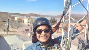 Mabel, de empleada administrativa a montar torres en altura