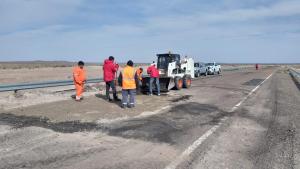 Trabajos de bacheo y repaso para mejorar la traza de la ruta nacional 23