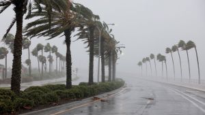 El huracán Ian dejó inundaciones «catastróficas» y un millón de hogares sin luz en Florida