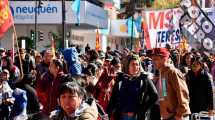 Imagen de Organizaciones piqueteras marcharon en el centro de Neuquén por un bono universal