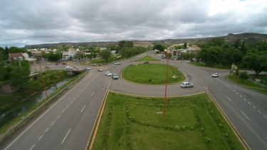 Para darle seguridad a los peatones, pidieron se construya una vereda en la rotonda sobre la Ruta 22.