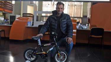 Sebastián Peruzzi, un vecino de Roca, fue el ganador del sorteo del Club Río Negro por la bicicleta, en el Mes de los Niños. Foto Juan Thomes