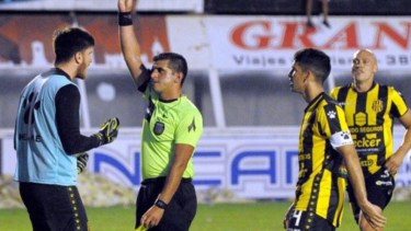 Lucas Novelli Sanz, uno de los involucrados en los hechos del último fin de semana. Su llegada a primera refleja lo que es el arbitraje en Argentina. 