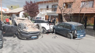 Impresionante vuelco en la Cipolletti. Foto. Gentileza