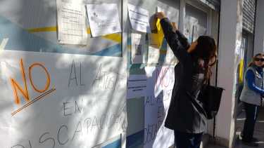 La marcha del martes convocó a más de un centenar de personas. Foto Daniel Quilodrán.
