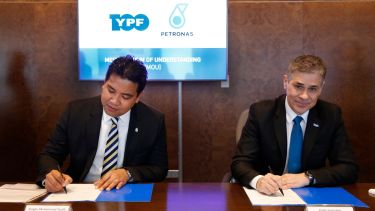 El titular de YPF, Pablo González, y el CEO de Petronas, Tengku Muhammad Taufik, firmaron el acuerdo para la construcción de planta de GNL. (Foto: gentileza)