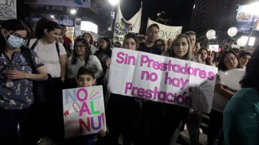 Marcharon por Neuquén en contra del ajuste en servicios para personas con discapacidad. Foto: Oscar Livera