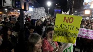 Recorte en discapacidad: fotogalería de la marcha en Roca y Neuquén