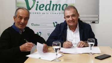 La firma se desarrolló hoy entre el empresario Pozzo Ardizzi y el intendente de Viedma, Pedro Pesatti.
