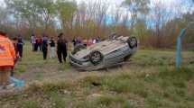 Imagen de Se descompensó y volcó con su auto en la zona del río de Roca