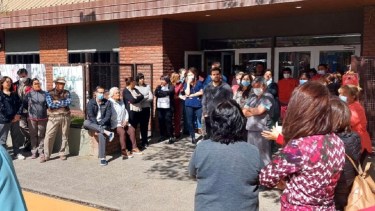 Los profesionales de Chos Malal organizaron un abrazo simbólico y marcha para reclamar la falta de médicos. Foto: Gentileza.
