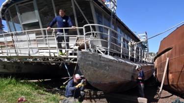 Se estima una inversión de más de 9 millones de pesos al completar los trabajos en el catamarán. Foto: Marcelo Ochoa.