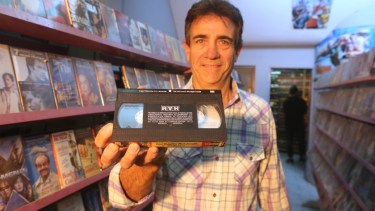 Con mucha nostalgia Osvaldo describió la mejor época de los videoclubs. Fotos Juan Thomes