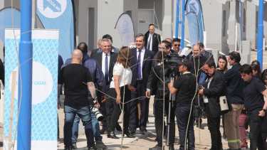 El presidente llegó al predio de las 62 viviendas en horas del mediodía. Foto Juan Thomes