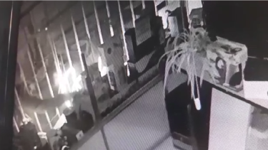 A través de las cámaras de seguridad, lograron ver cómo el joven rompió la vidriera hasta robarle elementos. Foto: Captura de pantalla de cámara de seguridad