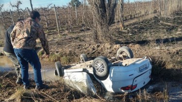 El delincuente volcó el taxi, intentó escapar a pie y terminó en el hospital de Allen. Foto Gentileza.