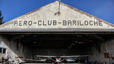 El hangar es uno de los servicios que ofrece el aeroclub Bariloche, a metros del río Ñirihuau. Gentileza.