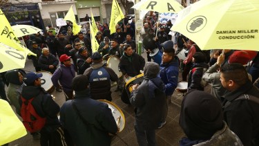 Trabajadore de la Uocra y portuarios a favor de los cambios. Foto: Pablo Leguizamon.