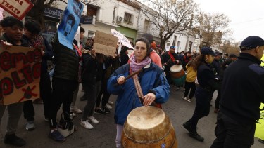 Afuera de la Legislatura se concentraron grupos a favor y en contra de la iniciativa. Foto: Pablo Leguizamon.