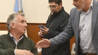 Raúl Gaitán (de pie y anteojos) el día que irrumpió en una entrevista de Río Negro al entonces ministro Abel Di Luca. (Archivo/Florencia Salto).